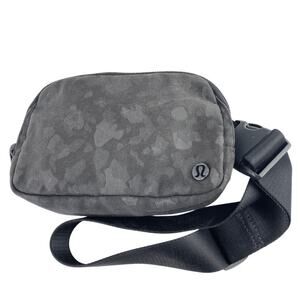 Lululemon Everywhere Belt Bag Black Gray Camo Pockets Keys Fanny Pack Handbag